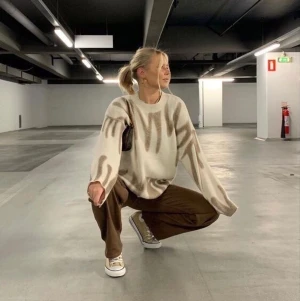 Trendiga bruna jeans! - Första bilden är lånad, men sitter likadant. Plagget är aldrig använt, helt ny. Jeansen är M men passar S också. De är en fin mörkbrun färg. Jeansen kostar egentligen 599kr på Zara men jag börjar med priset 200kr här. Buda gärna! Skriv gärna till mig om du har några frågor! :) Kolla gärna in mina andra plagg jag säljer! SÅLDA