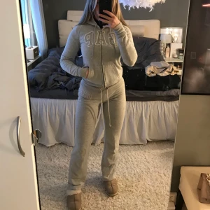 grå raka mjukisar från gap  - Säljer dessa raka snygga mjukisar från gap. Säljer även matchande zipup som ett tracksuit set. går köpa tsm eller enskillt. frakt 66kr tillkommer:) 📍BUD JUST NU: 310kr hela setet📍