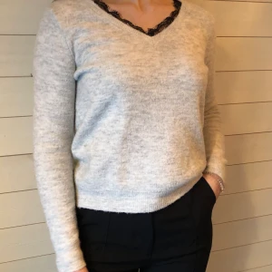 Tröja - Stickad tröja Färg: ljusgrå Fler bilder? Kontakta oss!