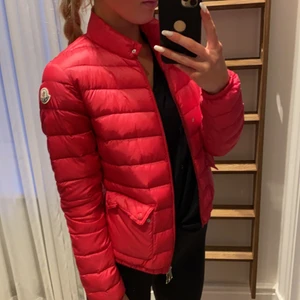 MONCLER jacka  - Storlek 1, vilket motsvarar en S 💓 Använd 1 gång! Som helt ny! Köpt på MyTheresa, nypris 6500!