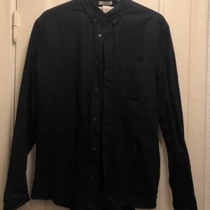 MARINBLÅ SKJORTA - Marinblå långärmad skjorta. Använd fåtal gånger. Kan mötas upp/alternativt köpare står för frakt. 