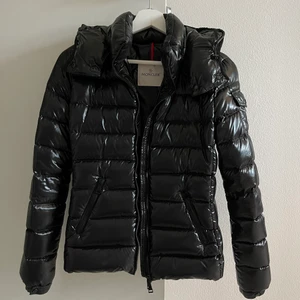 Moncler Bady Jacka  - Säljer en Moncler Bady jacka i storlek 00, motsvarar XS. Inköpt på Monclers egna hemsida, använd max 2 gånger då den inte passade mig. Kvitto och originalkartong medföljer! 