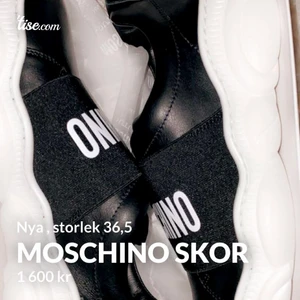 Moschinoskor - Helt nya Moschino skor köpta på zalando Fick i julklapp men är tyvärr för små  & returtiden har gått ut därför säljer jag vidare dem.  Nypris 2145kr 