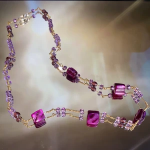 Halsband - Ett handgjort halsband med lila glaspärlor❣️ spännet är av silvertråd och frakten ingår i priset✨                                                                            —————————————————————                                                                                  Kika gärna in på min profil, säljer en massa olika handgjorda smycken💃🏼 perfekt till dig själv eller i present till någon❣️✨