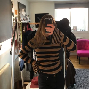 Snygg tröja - Till Vardags eller skola, snygg o skön. Lätt att klä upp eller ner :) väldigt skön, passar både till XS och S