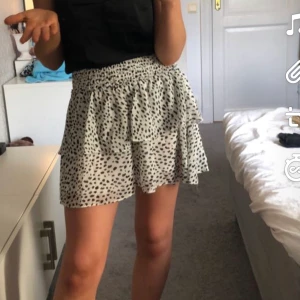 Kjol - Vit och svart prickig kjol från Chelsea. Är storlek S men passar s/xs🥰