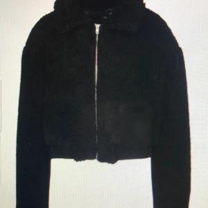 Oanvänd teddybear jacka  - En mysig svart Teddybear jacka, går att styla med allt från jeans till mjukisar. Oanvänd med prislapp, köparen står för frakten. 