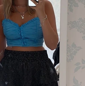 Blå festtopp - Säljer min jätte fina blå topp från Zara pga att den är för liten. Passar jätte bra på sommaren eller till fest. Köparen står för frakten och betalning sker via swish