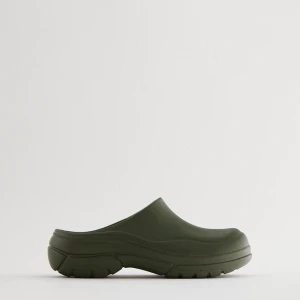 Zara clogs. Helt nya - Säljer slutsålda clogs från Zara.  Storlek 38/39 (har köpt fel storlek).  Helt nya med prislappen. 