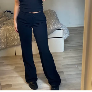 Lågmidjade kostymbyxor  - Så fina kostymbyxor köpta här på plick som är lågmidjade, men dom passar TYVÄRR inte mig..:( Bilderna är från tjejen jag köpte dom av, hon var 170cm