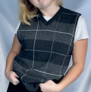 Sweater vest  - Supersnygg väst!! 50% skänks alltid till att rädda korallreven🐳 storlek L men passar även mindre storlek för en overzised fit (modellen är S/M)