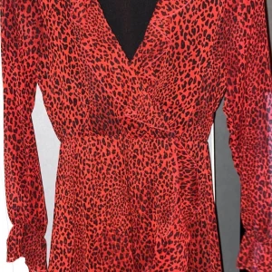 Klänning från HM - Jätte fin röd leopardklänning från H&M. Säljer för att den pga att den ej kommer till användning längre. Använd 2-3 gånger och är i väldigt bra skick. ❤️Köpt för 250kr❤️