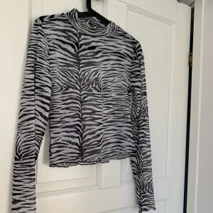 Mönstrad topp - 🥰