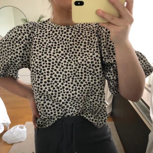 Blus HM - En blommig blus ifrån HM med ballongärmar, aldrig använd. Säljs eftersom den är lite för stor!