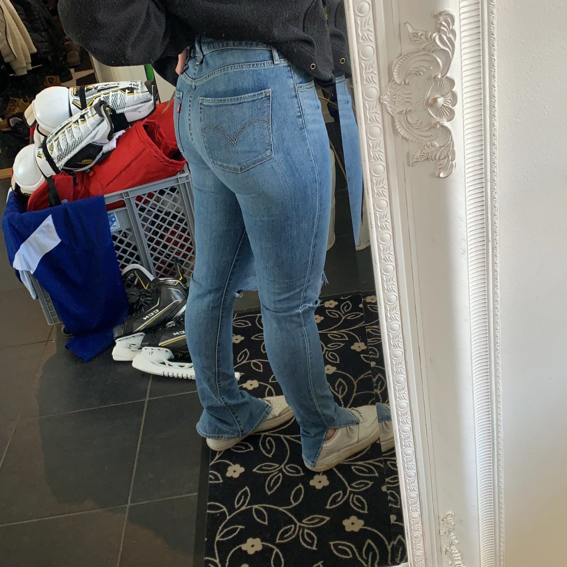 Lågmidjade jenas från levis med slits  - 91