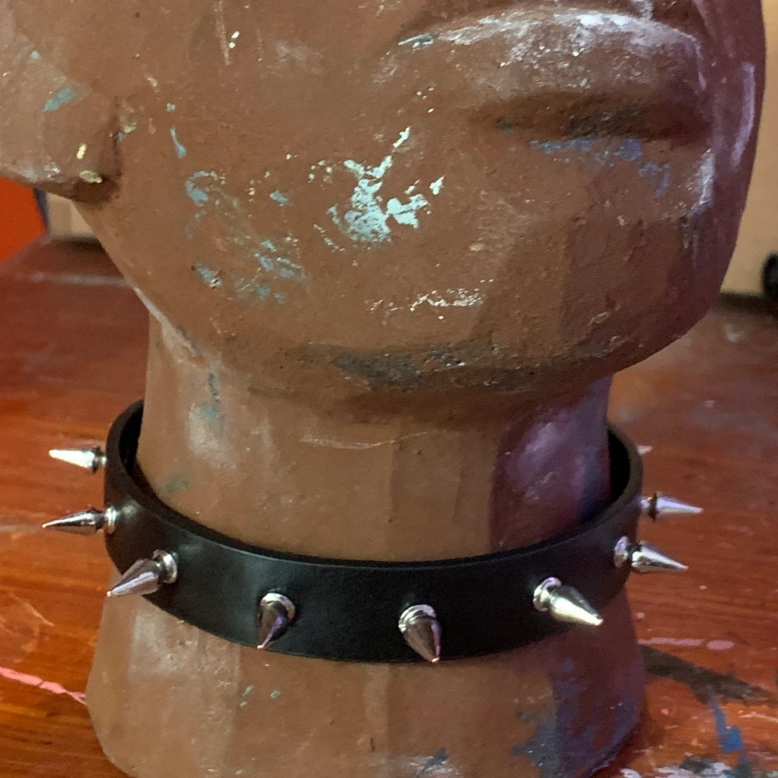 Choker halsband med spetsiga nitar