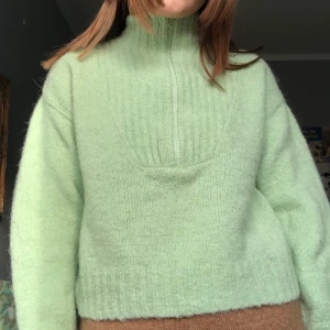 Ljusgrön tröja från weekday🤩 - Så fin tröja från weekday! Kommer alldeles för lite till använding. Aningen stickig, men supervarm och gosig! Aning croppad. 😽💕