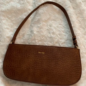 NA-KD VÄSKA  - BRUN NAKD BAGUETTE VÄSKA MED GULD DETALJER, SPARSAMT ANVÄND 🥰 ordinarie pris är 299kr 