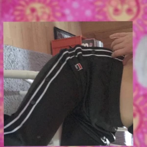 Fila byxor - Fila byxor med knappar på sidorna! Är i bra skick och nypriset var 500kr på urban outfitters. En knapp saknas, därav priset💖 kan mötas upp, annars står köparen för frakt💖