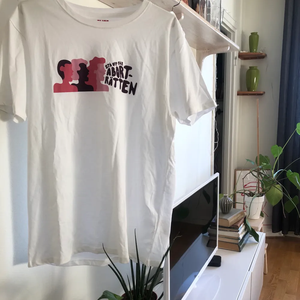 Tröja från ELISE med tryck ’’Stå upp för aborträtten’’. Den är tyvärr för stor och kommer därav inte till användning. Frakt tillkommer på 66 kr! 💚. T-shirts.