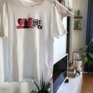 T-shirt med tryck  - Tröja från ELISE med tryck ’’Stå upp för aborträtten’’. Den är tyvärr för stor och kommer därav inte till användning. Frakt tillkommer på 66 kr! 💚