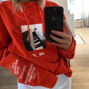 Hoodie från jack&jones - Jätte skön hoddie från Jack&Jones används inte längre pågrund av för många kläder, använd ca 2 gånger. Köparen står för frakten!! 