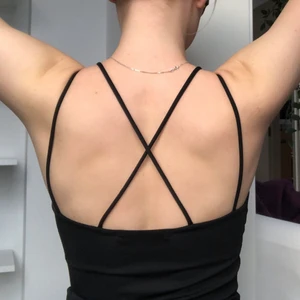 Svart topp med detaljer - Superfin topp med snygga detaljer som knappt är använd och som mest bara legat i garderoben. Har du frågor, skriv i PM!! Köparen står för frakt😊