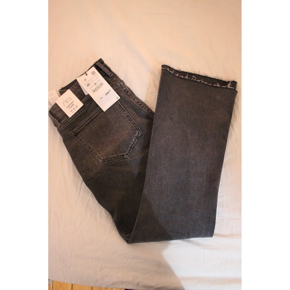 Brand new Zara cropped flare jeans in grey. The material is quite stretchy so super confortable! The size is 40.  The price is negotiable, so feel free to send me a message to discuss or if you want more information/pictures!☺️ I accept Swish and PayPal if you rather do that!. Jeans & Byxor.