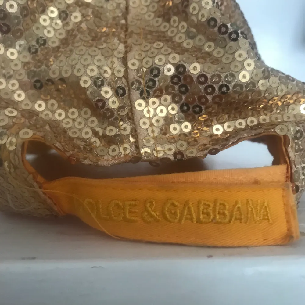 Fejk Dolce & Gabbana keps med paljetter och diamanter! . Accessoarer.
