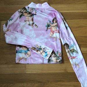 Tröja, storlek S - Extremt vacker och populär tröja med änglar på. Denna tröja är i en ljus rosa och har ett extremt fint tryck med änglar på. Köpt från Dolls kill. Passar verkligen soft girl och y2k stilen.