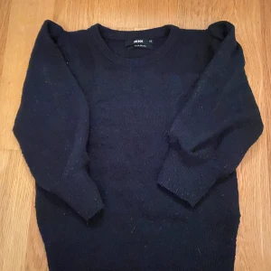 Stickad tröja från bok bok  - Säljer denna fina stickade tröja från bik bok, den är svart och har lite puffiga armar, också lite kortare ärm än en vanlig tröja. Den har använts en del men är i bra skick, lite nopprig dock men inget som syns. Inköp pris 400 kr. 