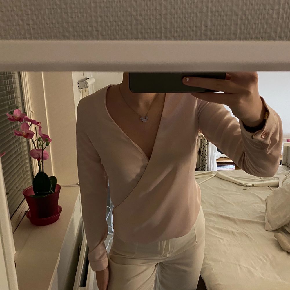 AFJ x NA-KD och helt slut såld, kommer inte komma in igen. Storlek 36 och är i satin! Super fin och användbar. Har en dragkedja på sidan, sitter perfekt på de som har storlek 36, har gått ner en storlek så blusen är tyvärr för stor för mig. Använd en gång på alla hjärtansdag förra året! Köpt för 500kr säljer för 200kr🙌🏽. Blusar.