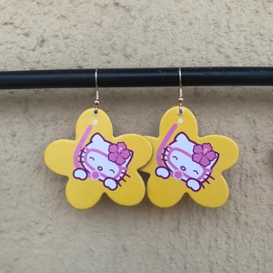 Gula hello kitty örhängen💖 - Gula Hello kitty örhängen💖 egencraftade! Flera val av motiv finns på bild 2, samt flera alternativ av färg o motiv på mina andra annonser så checka dom! 29kr inklusive frakt!💖PUSS O KRAM💖 