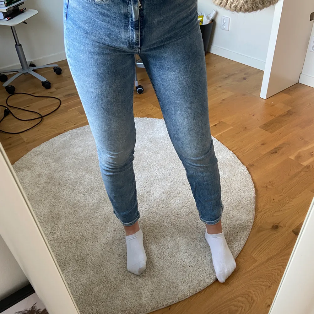 Jättesköna jeans, säljer pga inte riktigt min stil. Köparen står för frakten💗. Jeans & Byxor.