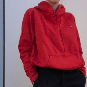 Röd Levis hoodie ! Superbra skick! Pris ej inklusive frakt, kan mötas upp i Höllviken eller Malmö . Hoodien är en L men funkar hur på som helst på mig som är S