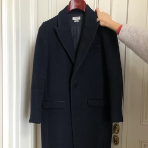 Zadig kappa - ZADIG & VOLTAIRE ullkappa i mörkblå, nästan svart. I storlek XS/S, inköpt i butiken i Stockholm på Birger Jarlsgatan 8 ca 2 år sen. Sparsamt använd! Nypris: 5600kr. 