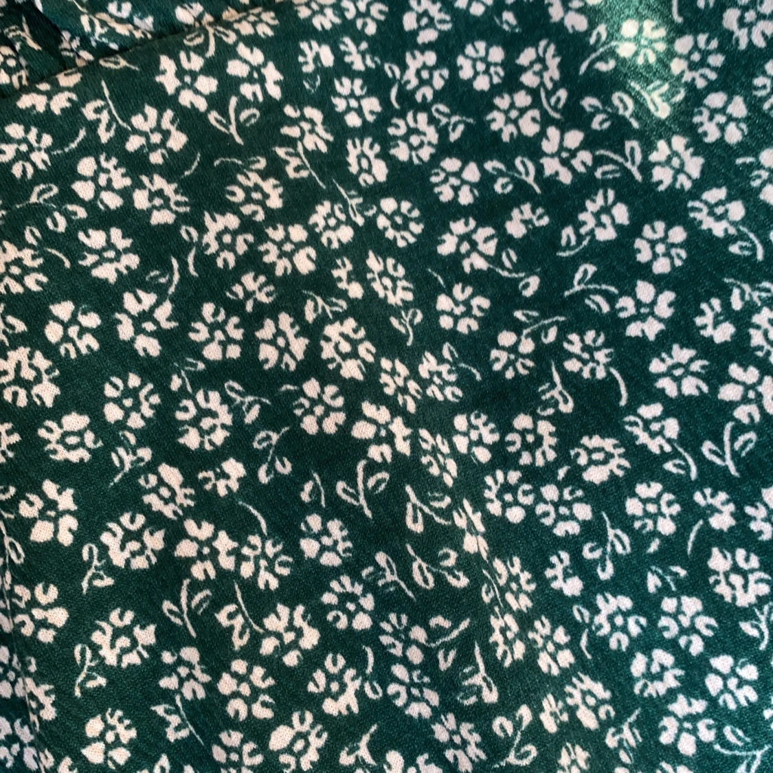 Grön klänning med blommor  - 90