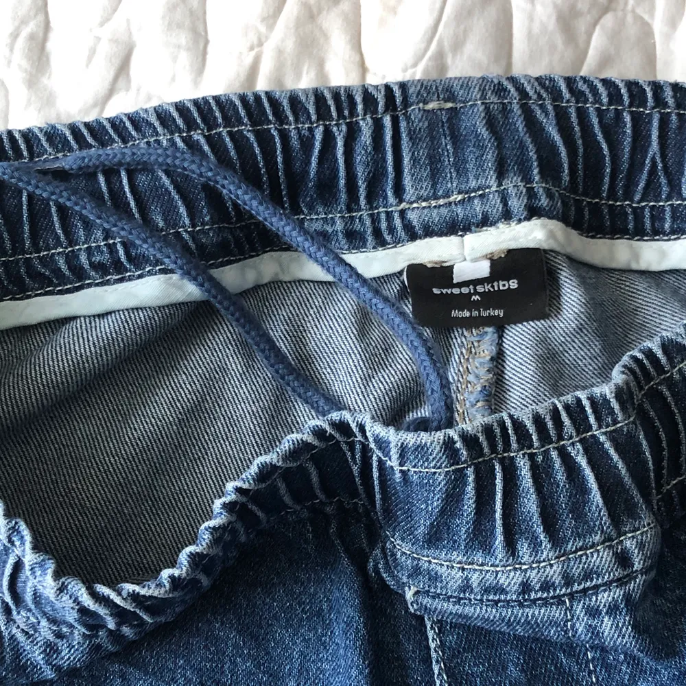 Ett par väldigt sköna jeans med resår i midjan men även snörning så man kan dra åt med tanke på hur breda de är. Köpta på junkyard och knappt använda. . Jeans & Byxor.