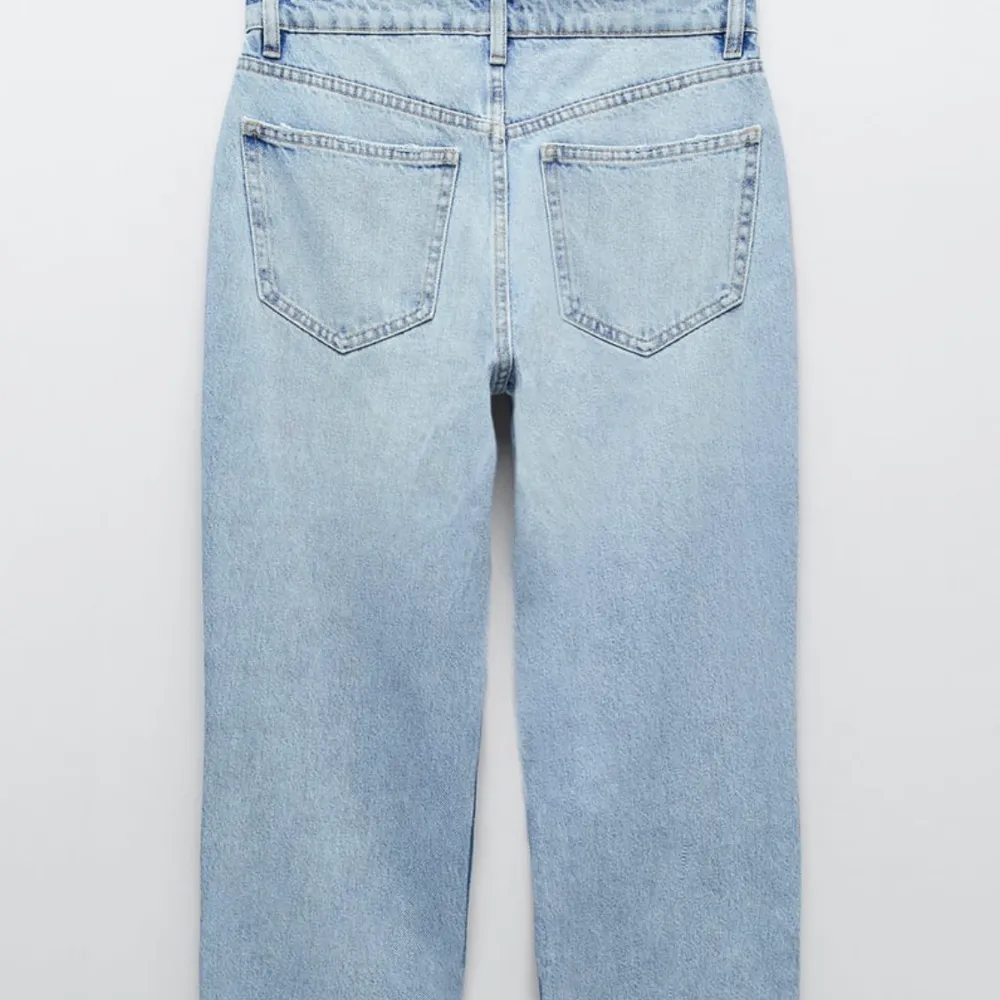 Säljer dessa as sköna raka jeans från zara i storlek 36. Jeansen sitter vädligt fint hela vägen och färgen är superfin nu till våren.  Den blåa färgen har lite mörkare detaljer vid sömmarna som visas på bilderna. . Jeans & Byxor.