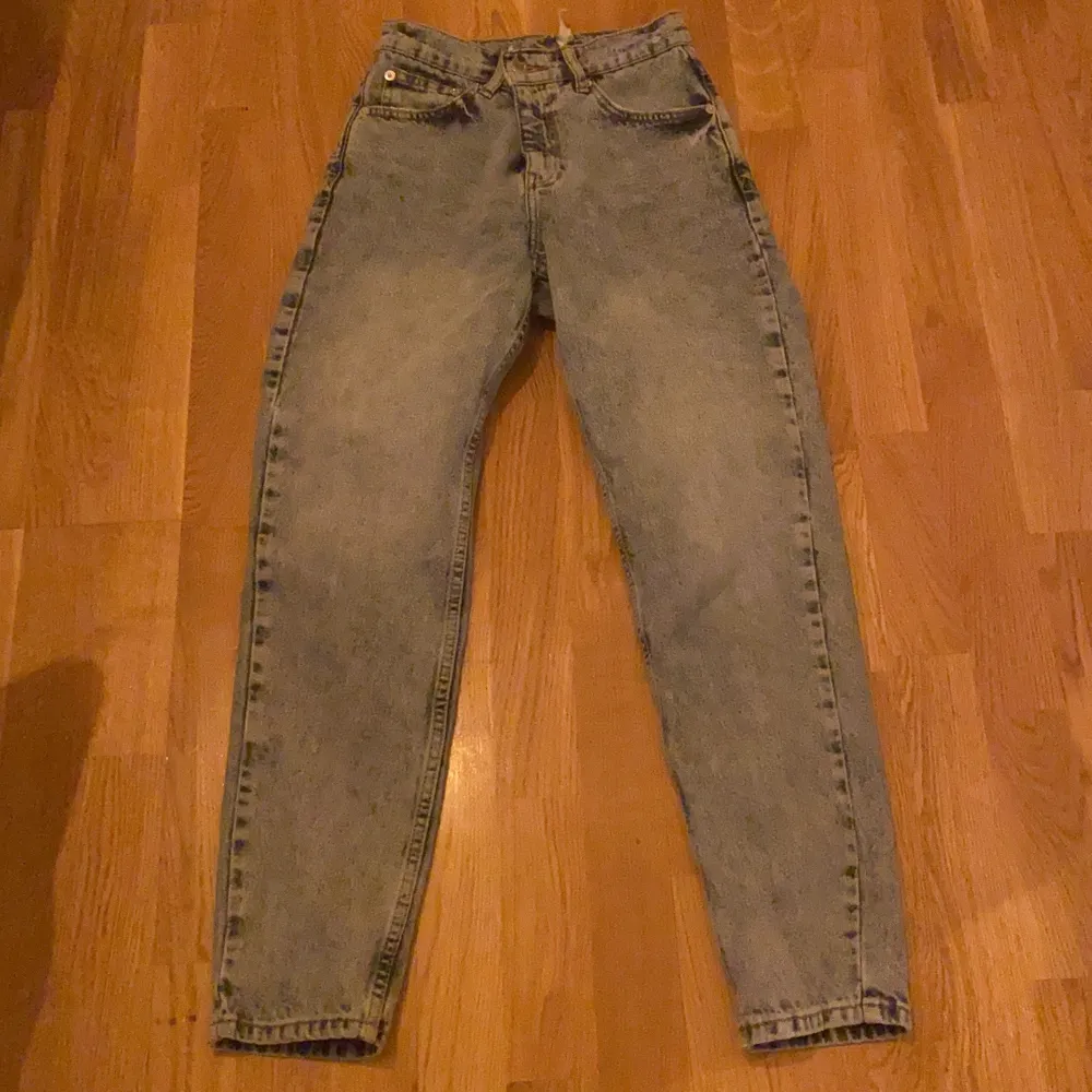 Jag säljer ett par jeans från mango i storlek 32/34 med en extra knapp om man vill göra den lite tightare vid midjan. Priset kan diskuteras . Jeans & Byxor.