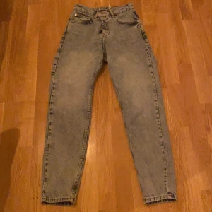 Mango Jeans - Jag säljer ett par jeans från mango i storlek 32/34 med en extra knapp om man vill göra den lite tightare vid midjan. Priset kan diskuteras 