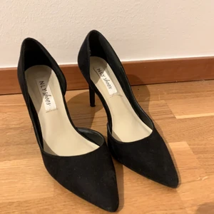 Oanvända klackskor  - Superfina klackat i nyskick då dem är oanvända. Uppskattar klackhöjden 7-9 cm där nånstans. 