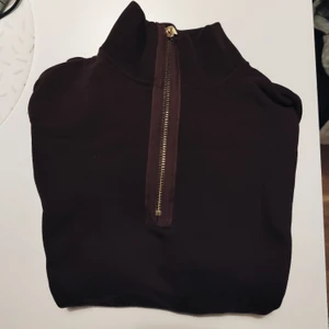 Filippa K Sweatshirt - Vinröd Zip Sweatshirt från Filippa K med mudd nertill.  Sparsamt använd. Storlek M.  Nypris 1700:- Skickar spårbart, köparen står för frakten.