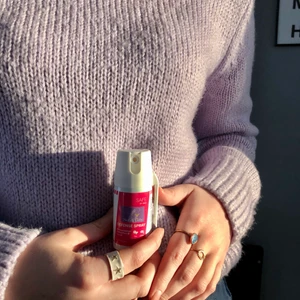 Försvarsspray  - Nu kan ni även beställa våra försvarsspray för 179 kr🤍  Denna försvarsspray är svensktillverkad med en räckvidd på 4 meter som irriterar ögonen och färgar förövaren röd. Sprayflaskan är liten och behändig att ha i väskan när den inte används och rymms lätt i handen eller kan hängas i byxlinningen/fickan tack vare en inbyggd clip💜  #safebygai #överfallslarm #försvarsspray 