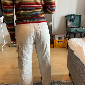 Vita jeans från Brandy Melville - Säljer dessa snygga jeans från brandy köpta förra sommaren, de är one size men skulle säga att de passar strl XS & S. Skulle säga att de passar ngn som är 1,63-1,69 cm! De är i fint skick!