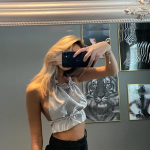 Topp  - Topp med öppen rygg i sidenliknande material, storlek xs, buda gärna i kommentarerna! Sydd av min mormor:)