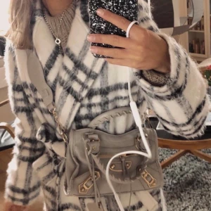 Rutig kappa från NAKD - Vit mönstrad kappa i 30% ull. Köptes för 1099kr på NAKD för ca. 1 år sedan. Pris kan diskuteras! 