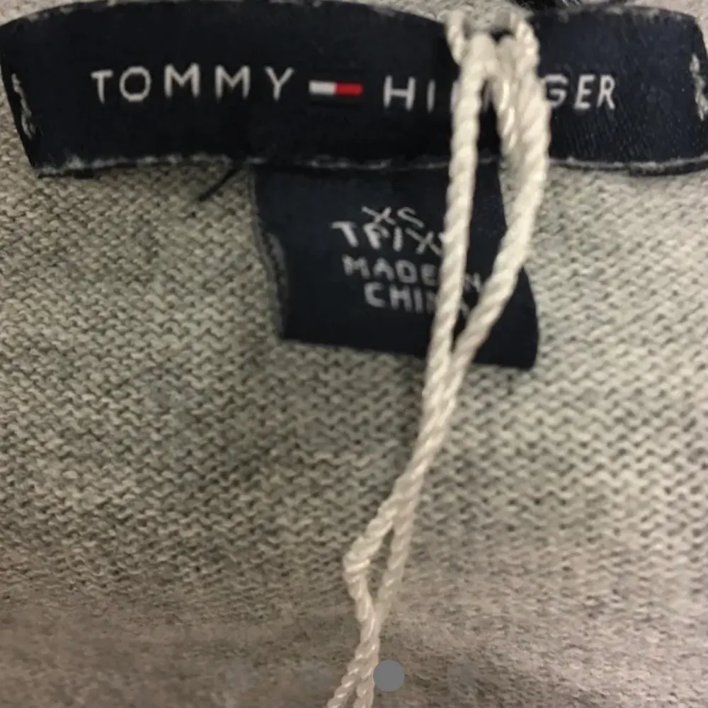 Säljer en Pullover från Tommy Hilfiger via min sellpy-butik. https://www.sellpy.se/item/ThxfDuyBdS/tommy-hilfiger-pullover-strl-xs-gra , storlek XS!. Tröjor & Koftor.