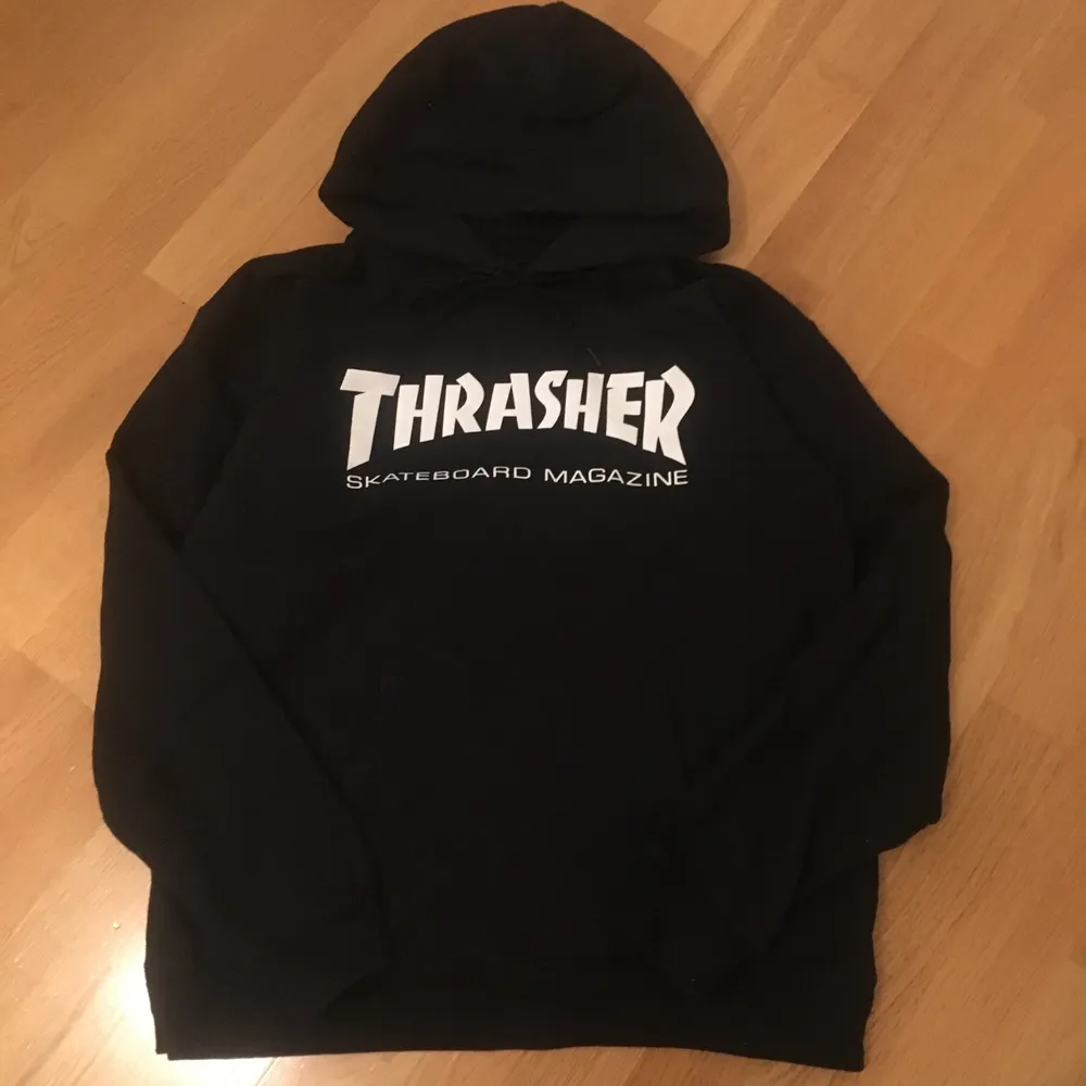 Hjälper min kompis sälja hennes snygga svarta hoodie från Thrasher. Den är aldrig använd utan bara testad. Storlek S. . Tröjor & Koftor.