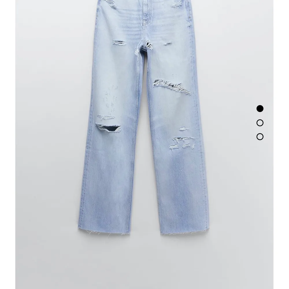 Populära zara jeans, helt oanvända storlek 38 som passar S. Verkligen så fina men kommer ej till användning.. Jeans & Byxor.